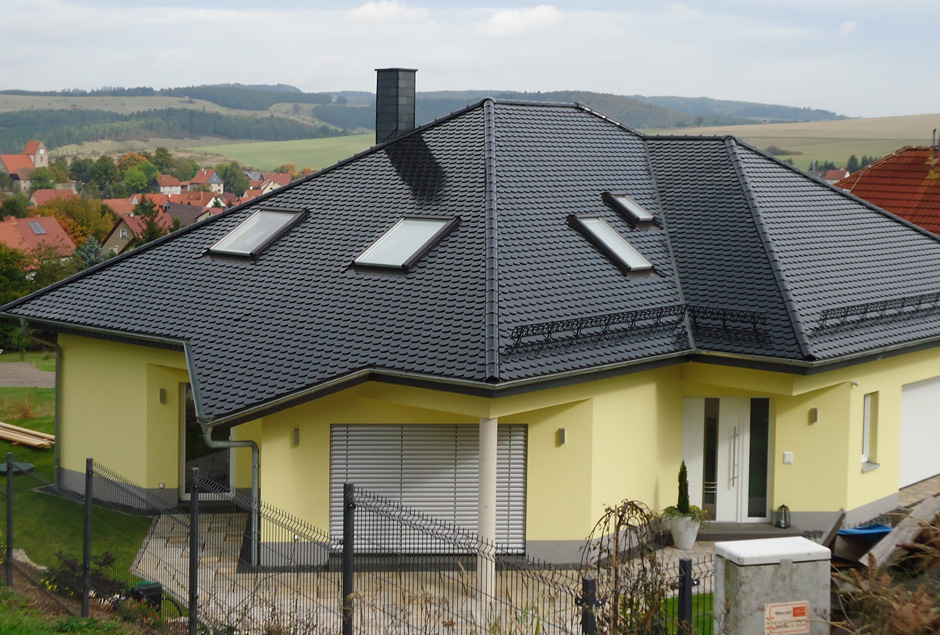 Neu eingedecktes Satteldach mit Dachflächenfenstern über den Hügeln der Rhön